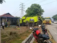 Lorry knocks over utility pole, crashes into Ipoh house