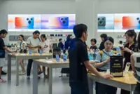 Huawei, Xiaomi to debut new top phones on eve of foldable iPhone