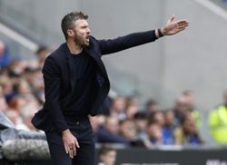 Soccer-Carrick hurt by stoppage-time blow in Man United draw at Everton
