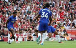 Soccer-Arsenal pass Chelsea test in style with comeback win
