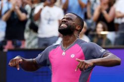 Tennis-Tiafoe shines on 'people's court' to slay old rival Medvedev