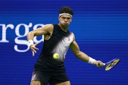 Tennis-Shelton stops Tsitsipas, sets up Alcaraz showdown at US Open