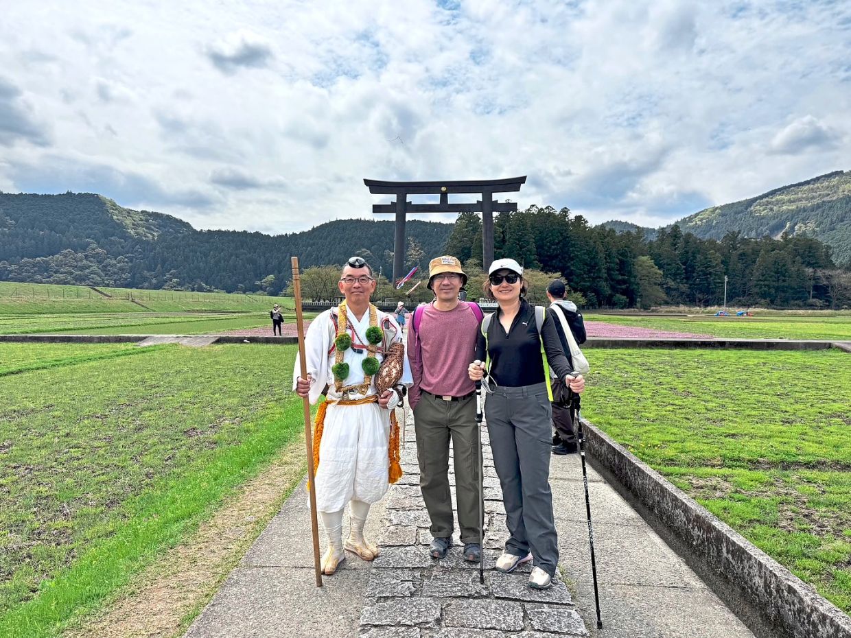 The writer with Ueno-san (left) and Poh Koon (right) at the Oyunohara torii gate, the tallest one in Japan.