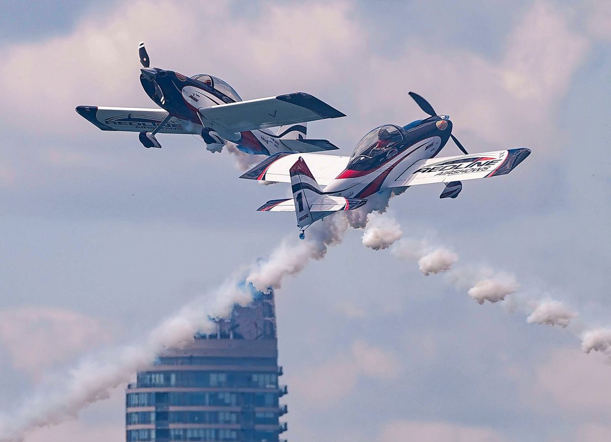 An aerobatic team flying in tight formation during the Canadian International Air Show, part of a lineup featuring military aircraft, historic warbirds and precision performers. — Xinhua