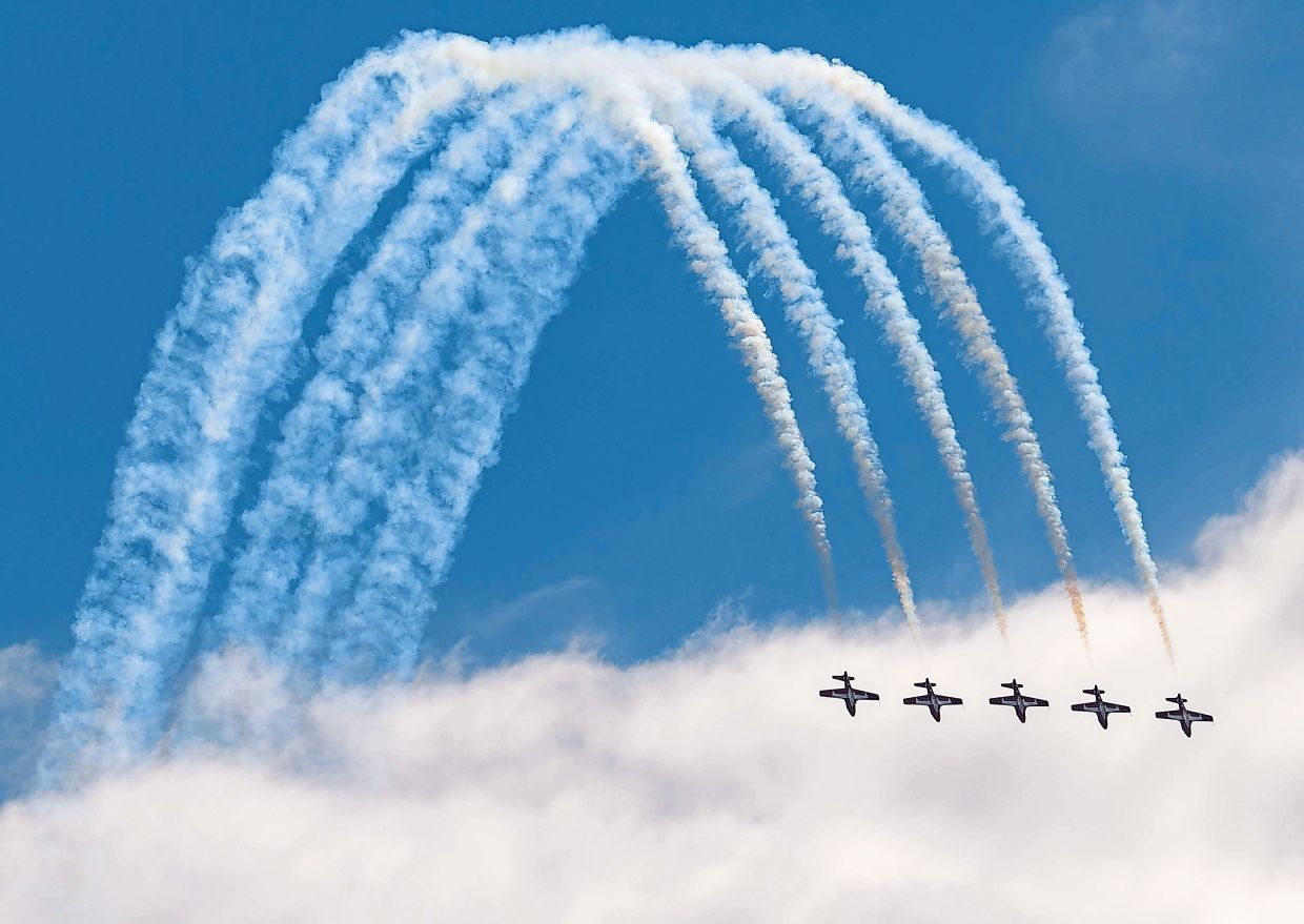Canadian Forces Snowbirds aircraft descending in perfect synchrony during the air show. — Xinhua