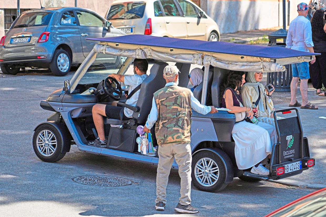 扰民战车：罗马将规范历史中心区域的高尔夫球车使用