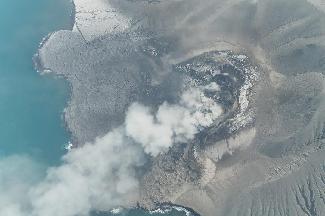 五名媒体人员在报道印度尼西亚阿纳克喀拉喀托火山喷发时失去联系