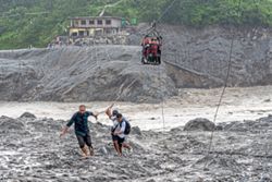 Nepal urges tourists not to abandon the Himalayas after devastating floods