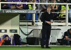 Soccer-Fiorentina turn to familiar face Vanoli after sacking Grosso