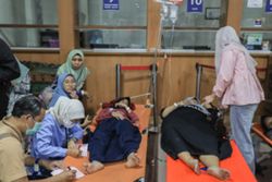 Indonesia suspends nearly 2,000 free meal kitchens for breaching sanitation rules