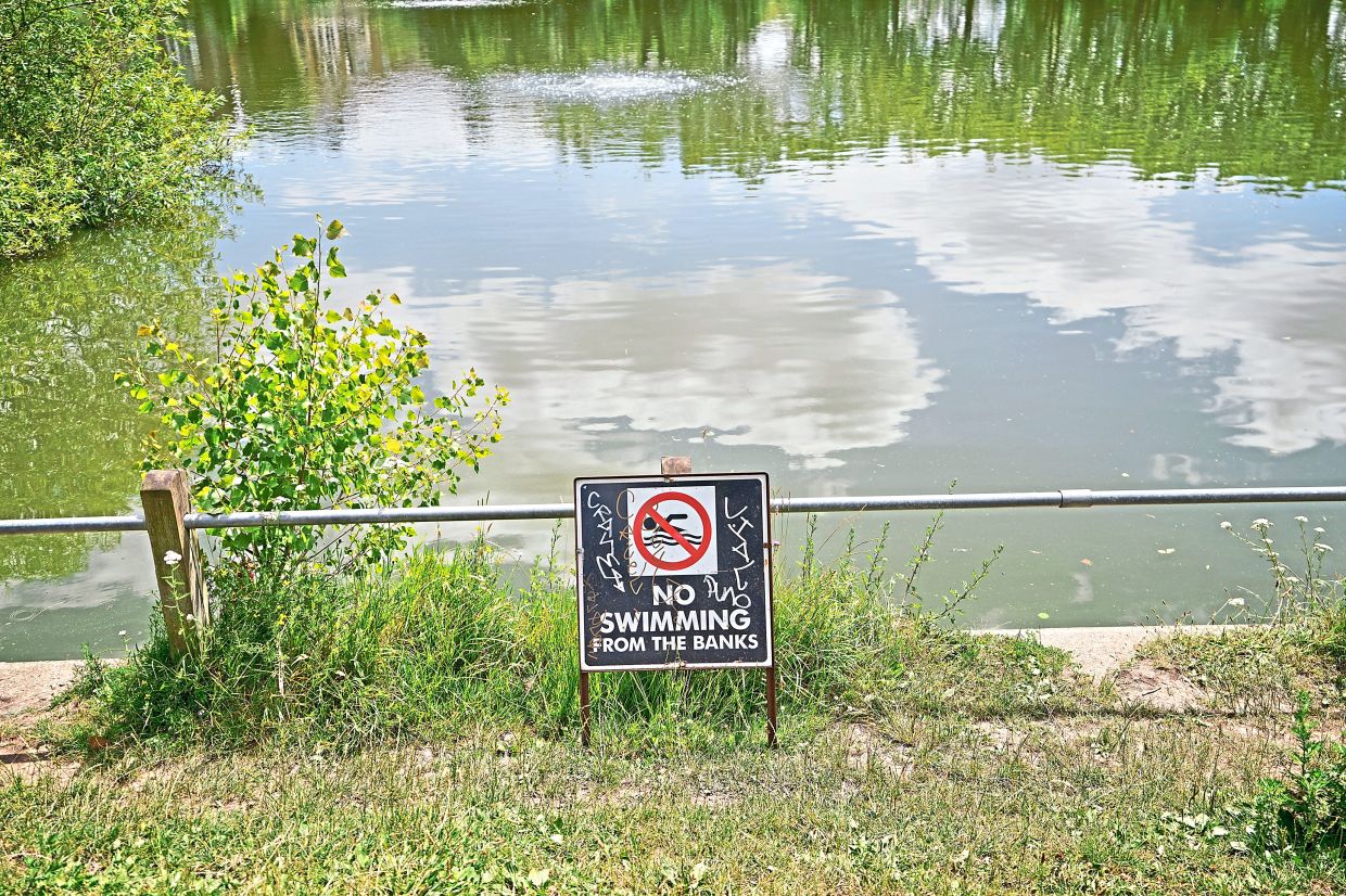 Scramble for outdoor swimming