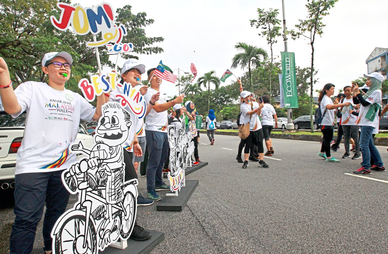 2017: The 5km AnakAnak Malaysia Walk 2017 brought together about 6,000 participants who gathered at Dataran Kemerdekaan Shah Alam. — AZHAR MAHFOF/The Star