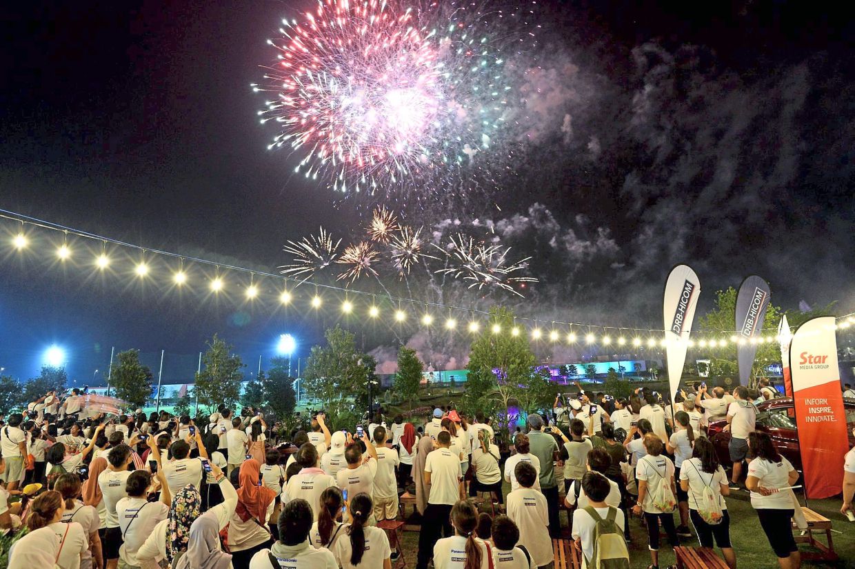 2019: Attendees of the AnakAnak Malaysia Walk 2019 enjoying a nighttime fireworks showat Eco Ardence. — AZHAR MAHFOF/The Star 