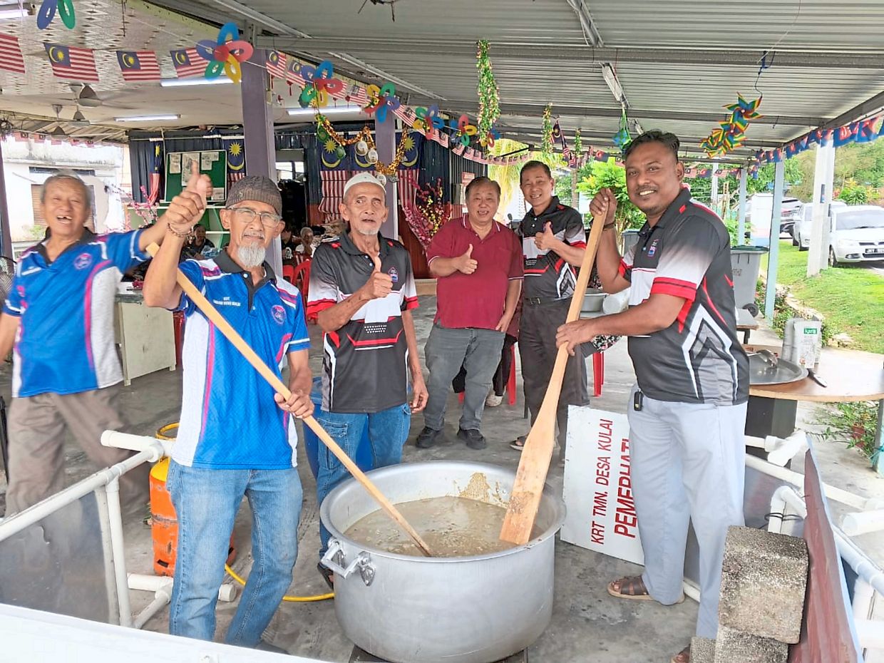 Taman Desa Kulai residents and RT members coming together to take part in a ‘bubur lambuk’ cooking programme in Kulai. — Courtesy photo