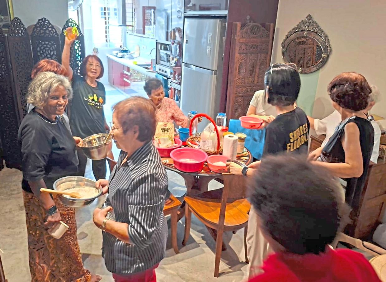 Women coming together for a bread-making workshop organised by the SS20 Damansara Kim RT in Petaling Jaya; and (below) SS20 Damansara Kim RT members and residents participating in an AED and CPR workshop. — Courtesy photos