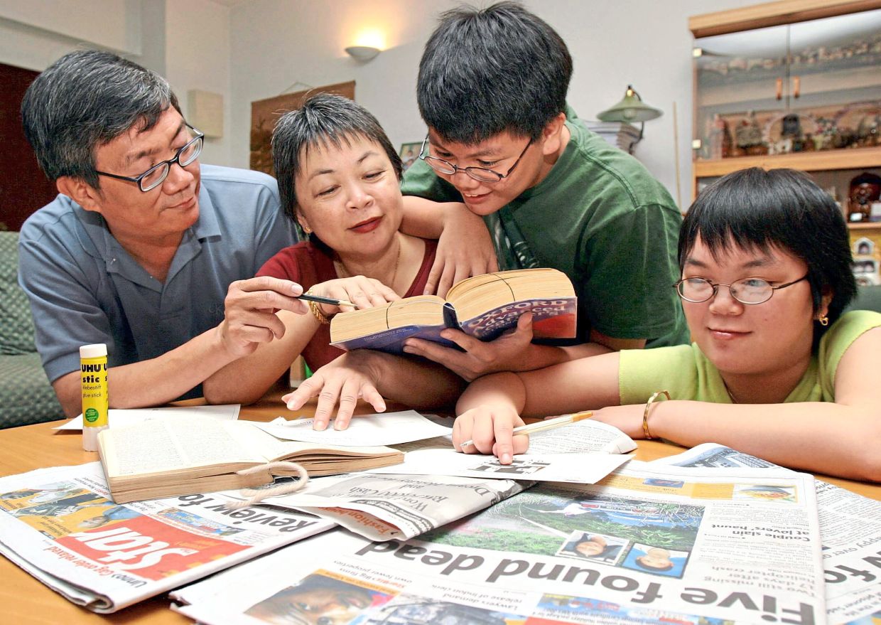 Lo Guat Sim, pictured here with her husband and children, was the second-prize winner of The Star Rewards Crossword Puzzle 2004 (Puzzle Nine).
