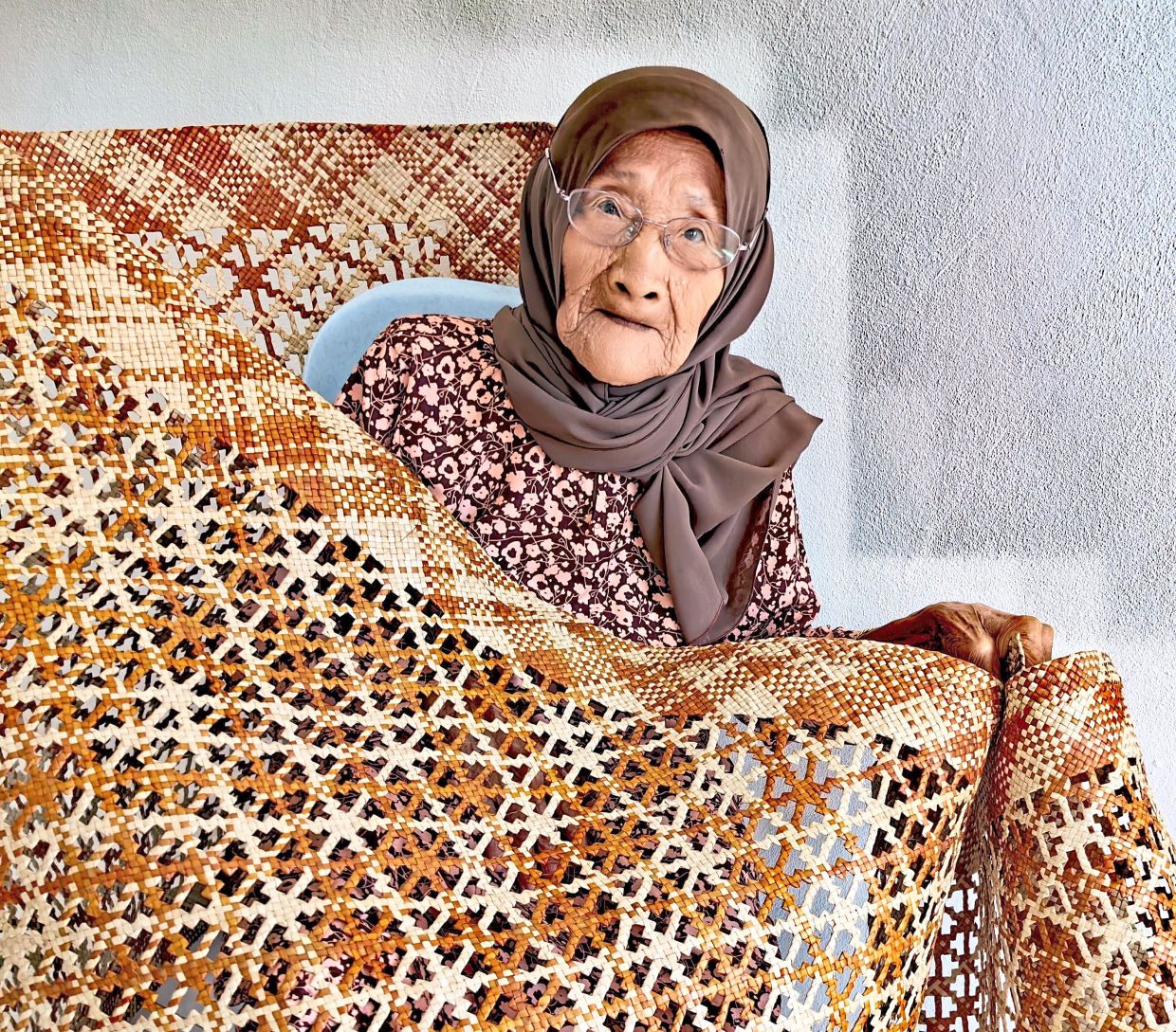 Ngot’s passion for weaving kept the traditional tikar bergerang craft alive for generations. Photos: Edric Ong
