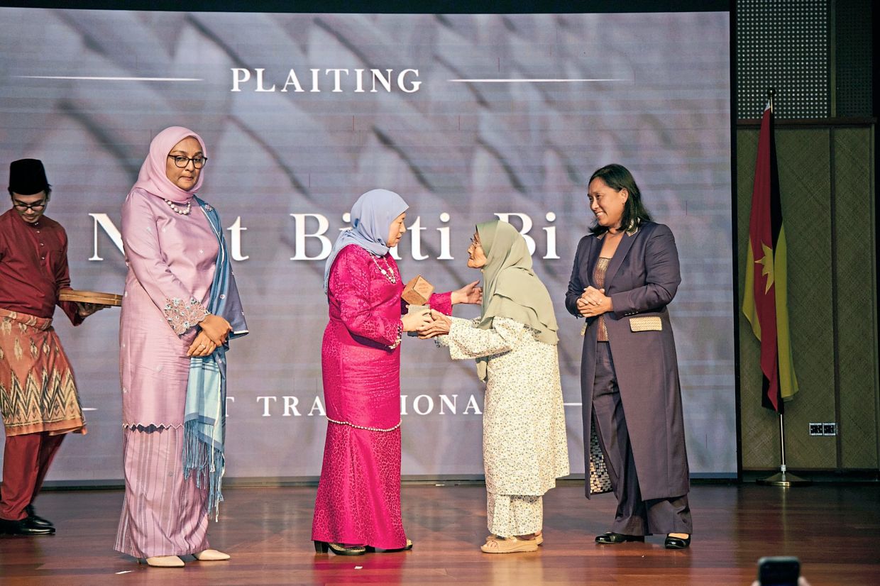 Ngot (second from right) received her award for Best Traditional Weaving (Plaiting) at Hasanah Gold Thread Awards from Women, Family and Community Development Minister Datuk Seri Nancy Shukri. Photo: Tanoti