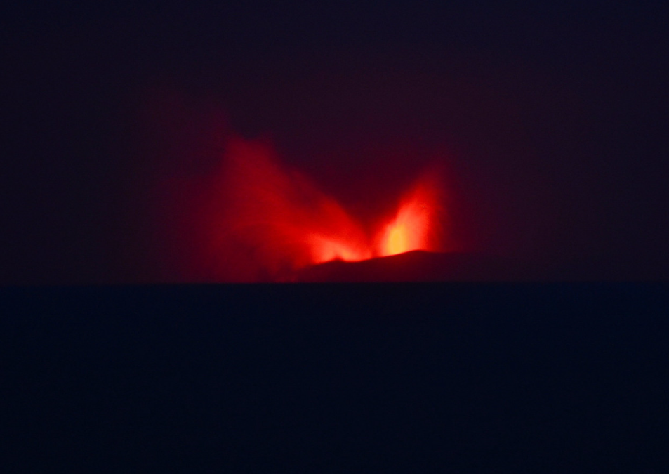 印度尼西亚喀拉喀托火山再次喷发，火山灰覆盖楠榜湾部分地区