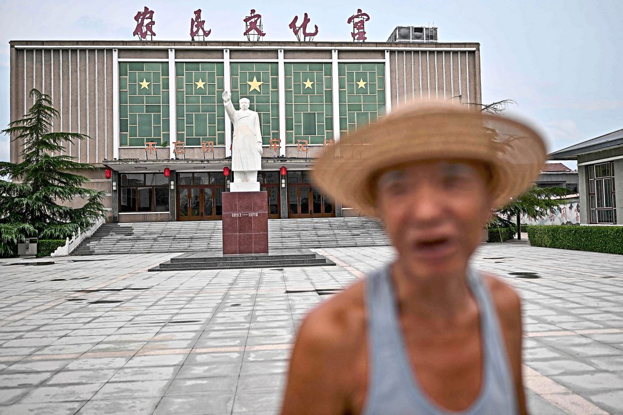 A man walks past a statue of Mao Zedong at the cultural centre in Zhoujiazhuang Commune, Jinzhou, northern China’s Hebei province. Photo: AFP