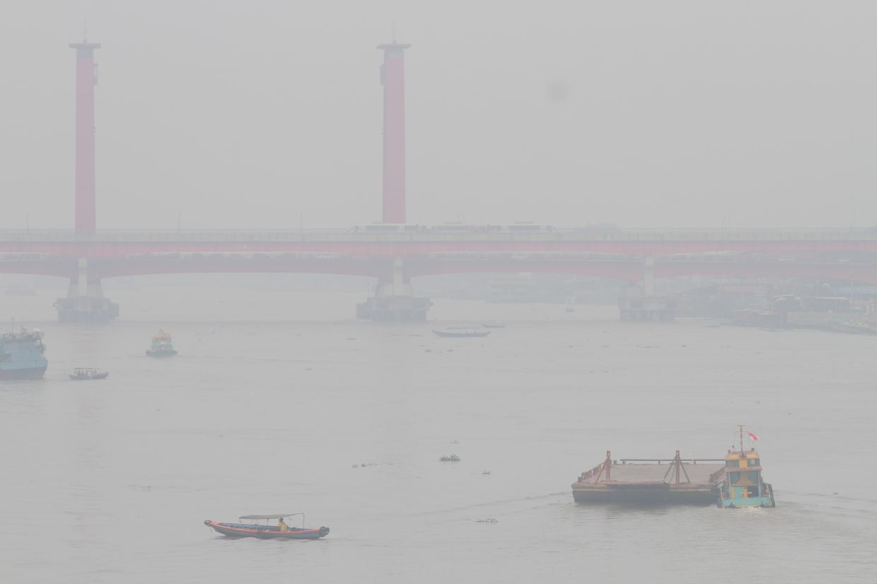 Boats cruise on Musi River amid haze from wildfires in Palembang, South Sumatra, Indonesia, Wednesday, Sept. 9, 2026. - Photo: AP