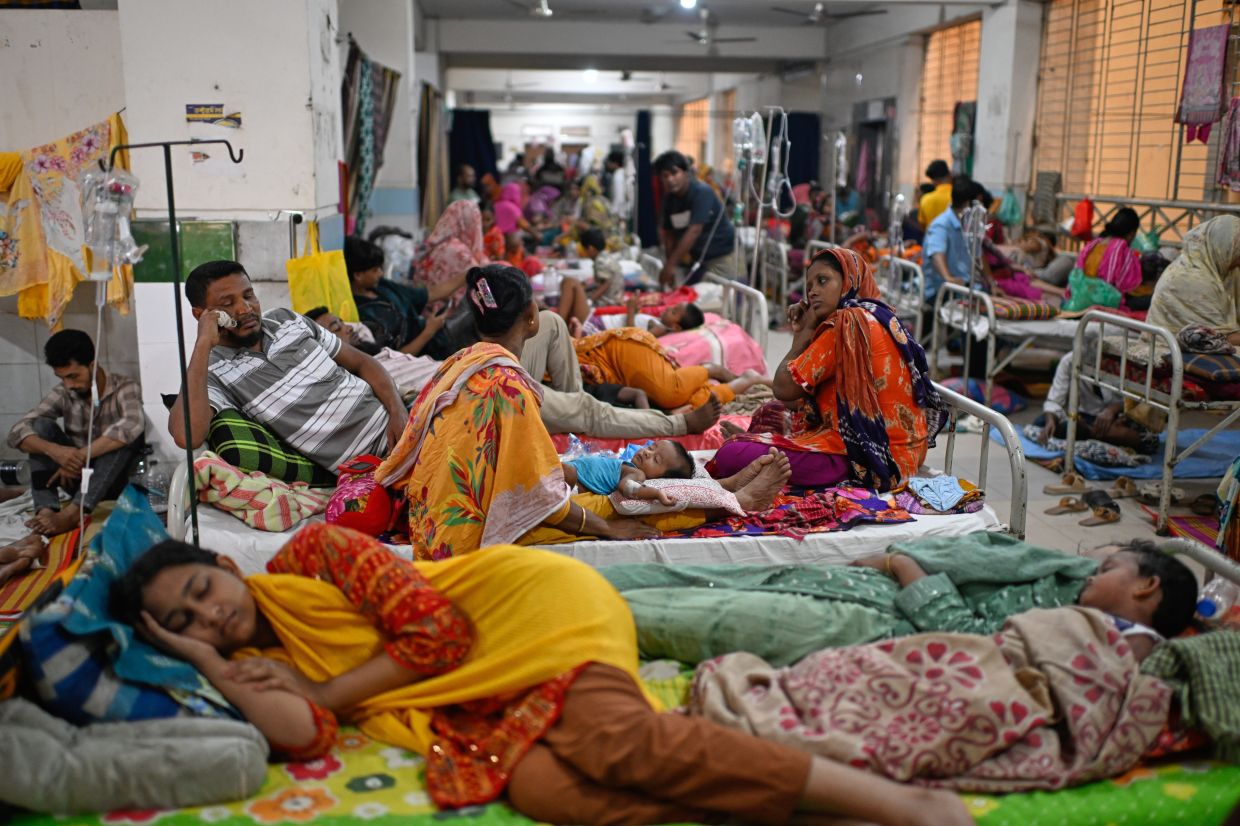 Patients receive treatment during a measles outbreak as family members sit beside them in an overcrowded hospital in Dhaka, Bangladesh, Tuesday, Sept 8, 2026. - Photo: AP