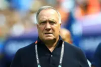 Soccer-Curacao extend manager Advocaat's contract after turbulent year