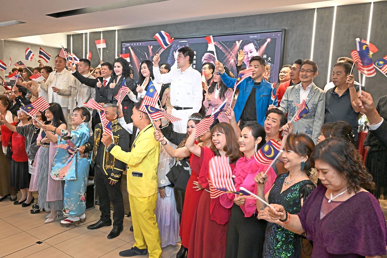 The contest attracted 60 participants and delegations of supporters from Thailand and Singapore.