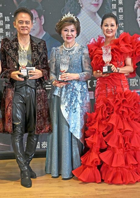 (From left) Category A special award winners Fong (Best Male Costume and third place in Category A), Thailand’s Warare (Best Female Costume) and Lee (Best Stage Presence).