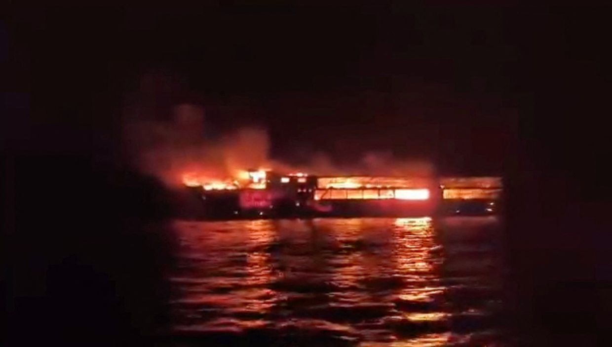 菲律宾渡轮起火致5人死亡，87人失踪：海岸警卫队