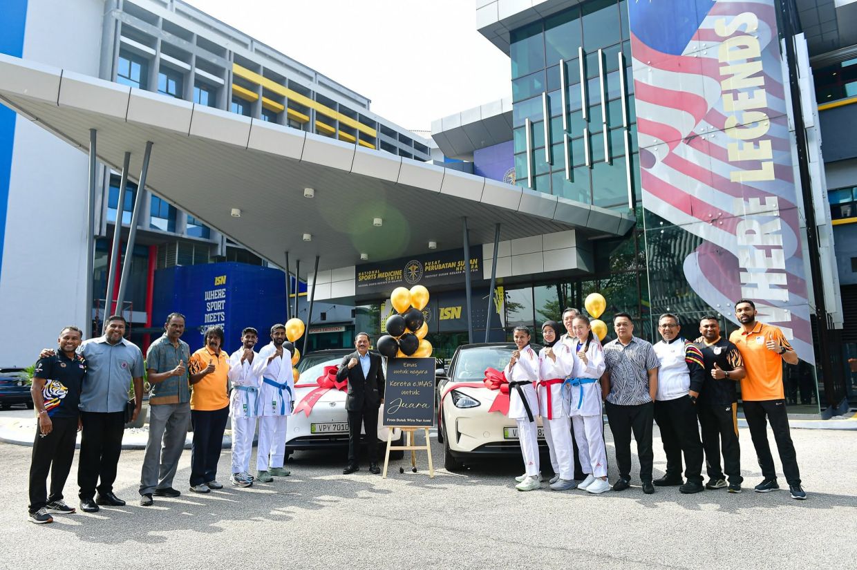 亚运会空手道冠军可以乘坐宝腾e.MAS汽车回家。