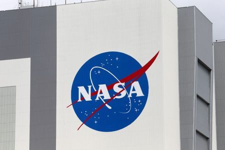 IBM与NASA联合推出人工智能模型，助力绘制月球冰层和陨石坑分布图