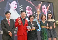 Enthusiasts sing for joy, cross-border camaraderie