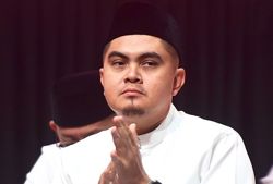 Tearful Akmal Saleh pays tribute to Umno Youth leaders who passed away