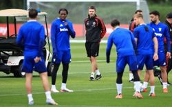 Soccer-Manchester rivals set for early-season litmus test at Old Trafford
