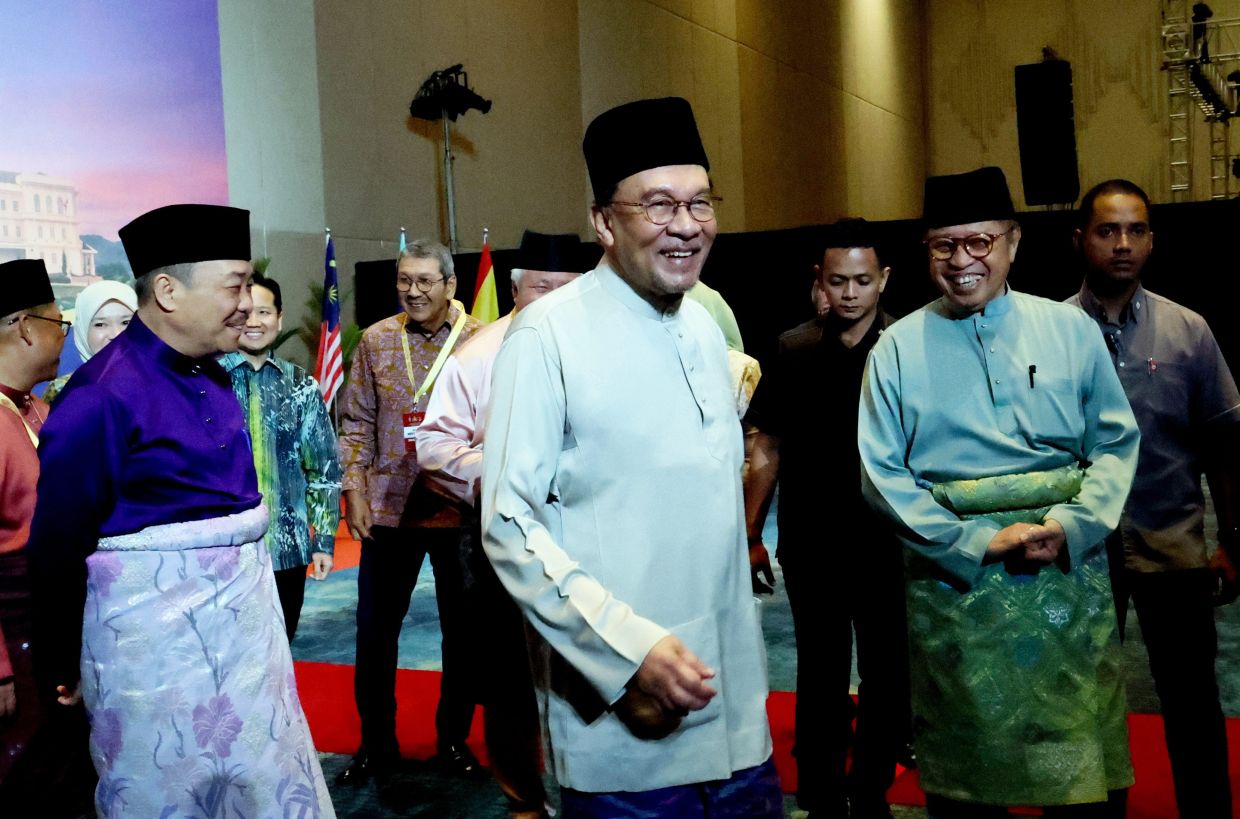 Anwar arrives at Sabah Convention Centre to chair MA63 council meeting