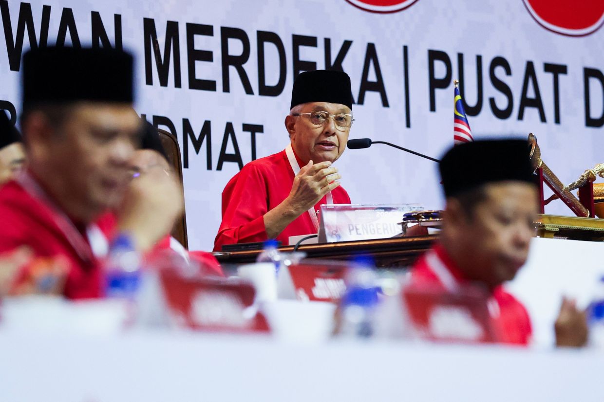 Umno chairman Badruddin delights delegates by greeting component leaders in Hokkien, Tamil, Sabah accent