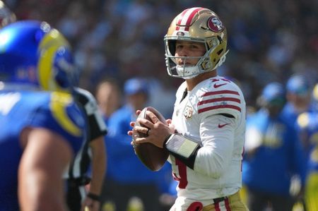 NFL旧金山49人队在具有里程碑意义的澳大利亚比赛中以27-7击败洛杉矶公羊队