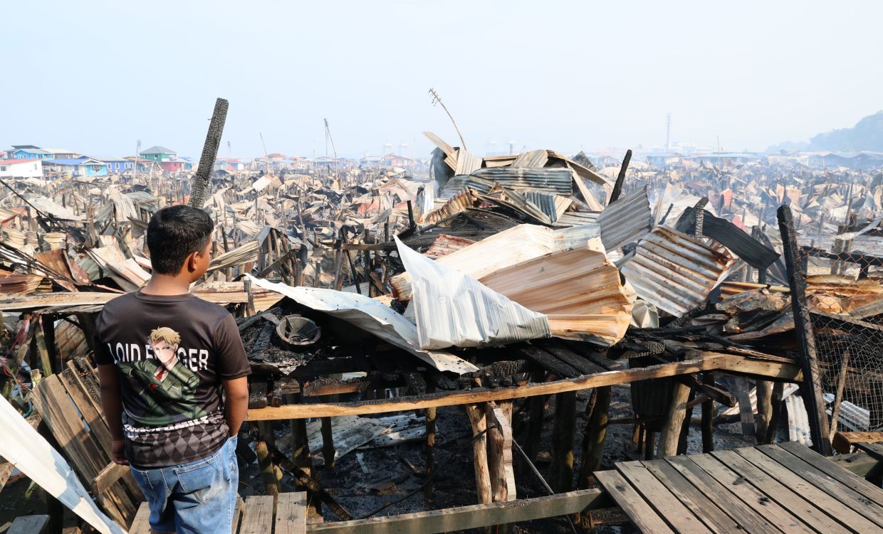 PM visits Kampung Numbak fire victims, hands out Federal aid