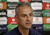 Soccer-Fenerbahce coach announces resignation, club president tells him to stay