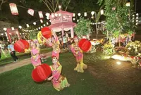 Pink lanterns turn park into Mid-Autumn wonderland