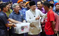 PM visits Kampung Numbak fire victims, hands out Federal aid