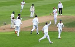 Cricket-Robinson strikes twice as England close in on Pakistan whitewash