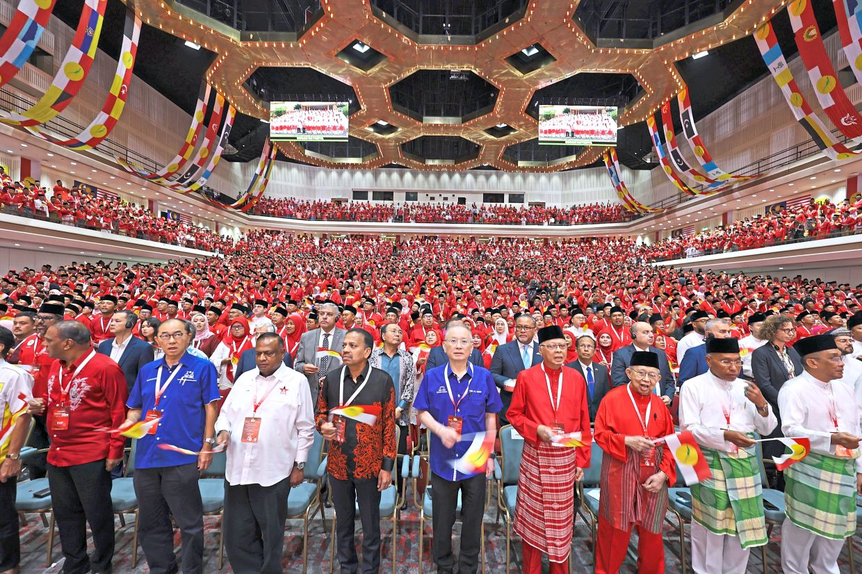 Looking ahead: Dr Wee (fourth from right) attending the Umno general assembly at the World Trade Centre in Kuala Lumpur. Also present are (from left) MCA deputy president Datuk Dr Mah Hang Soon, People’s Progressive Party president Datuk Dr Loga Bala Mohan, MIC president Tan Sri S.A. Vigneswaran, former prime minister Datuk Seri Ismail Sabri Yaakob and Umno veteran Tengku Razaleigh Hamzah. — KAMARUL ARIFFIN/The Star