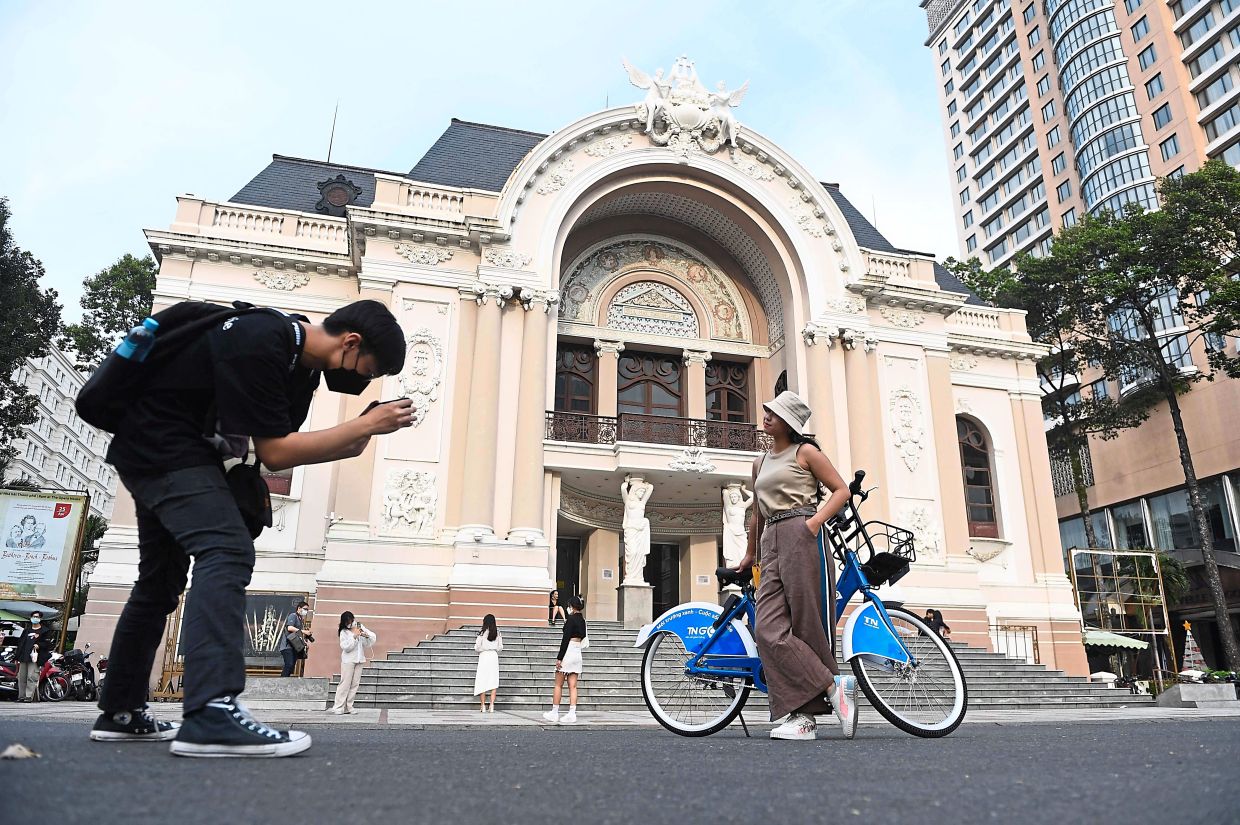 越南的目标是到2030年吸引5000万外国游客，旅游收入达到900亿美元。