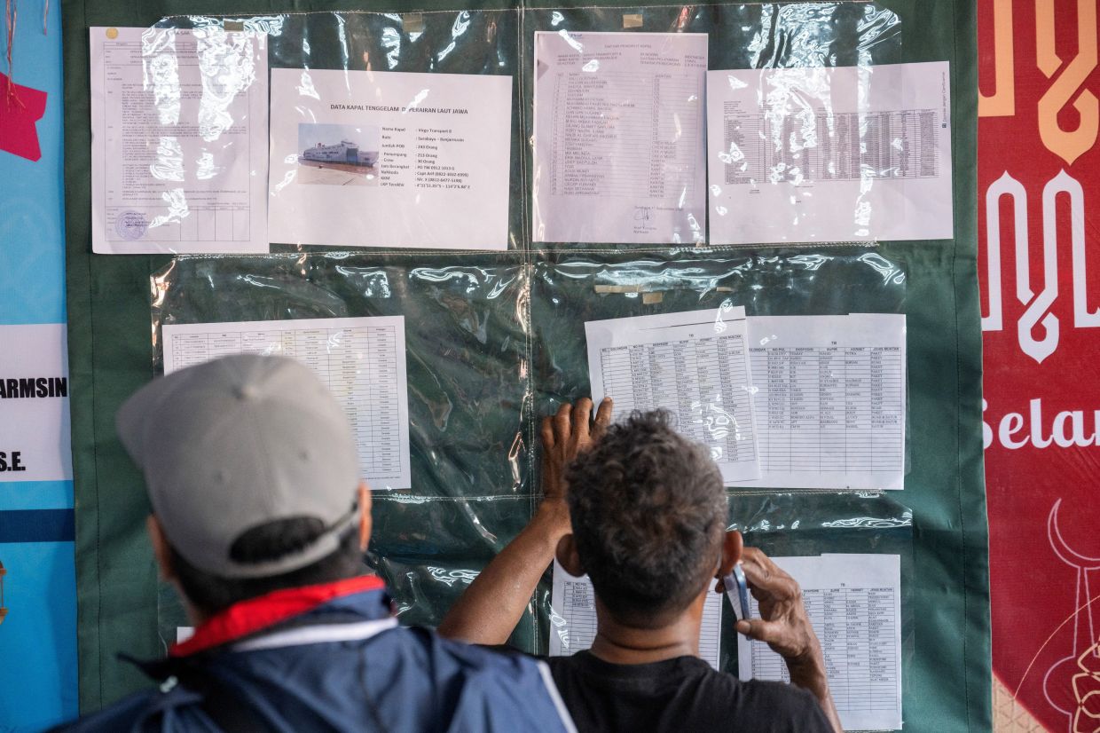 Relatives of passengers aboard the Virgo Transport 8 ship that, according to a search and rescue agency, sank while sailing from Surabaya in East Java to Banjarmasin in South Kalimantan, examine a manifest list as they look for news about the search and rescue operation, at Trisakti port in Banjarmasin, South Kalimantan province, Indonesia, Sept 13, 2026. - Photo: Reuters