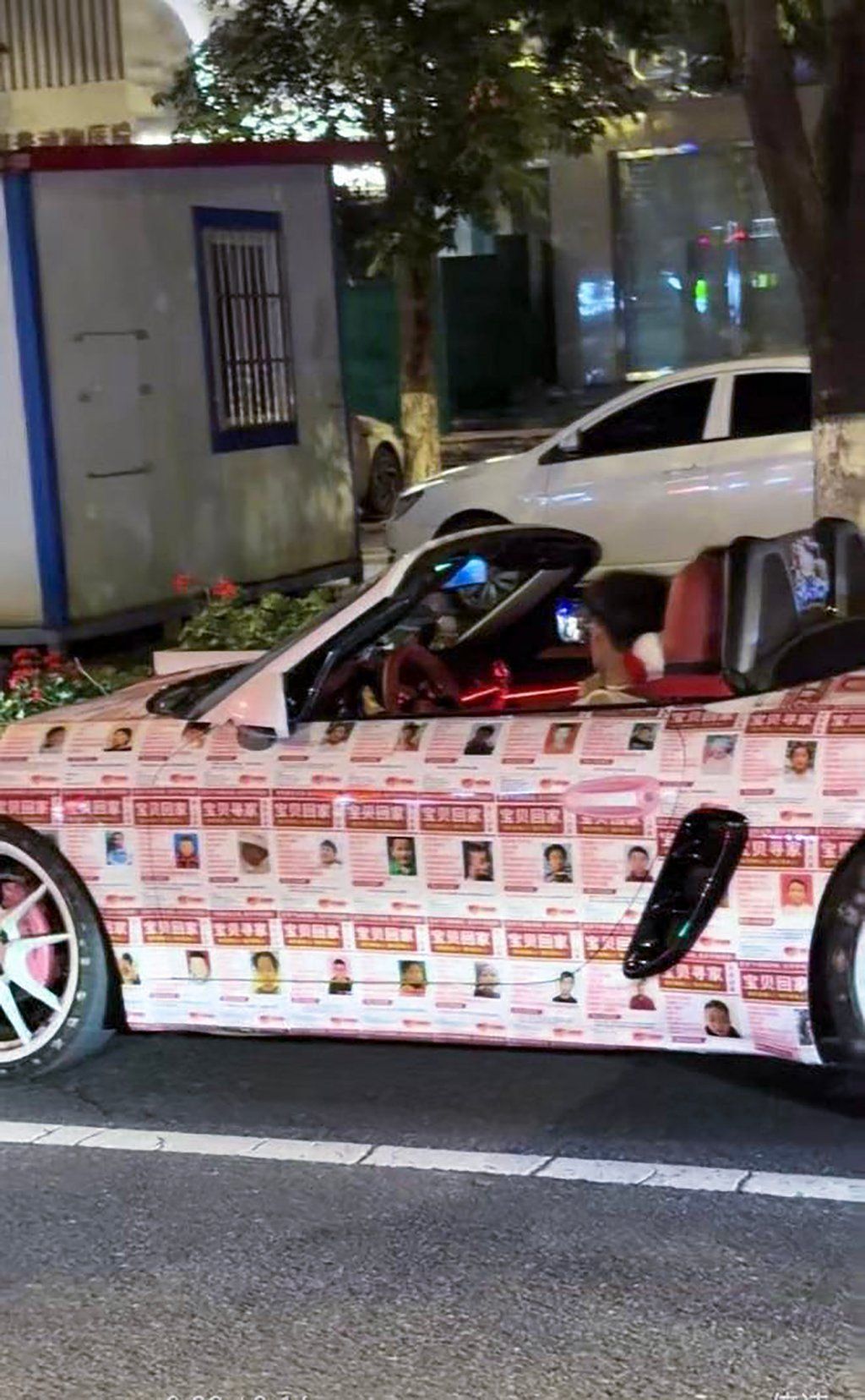 Responding to criticism that he was merely seeking attention, Du noted that the more eyes on his car, the higher the chances of someone recognising a missing child. - Photo: Sohu