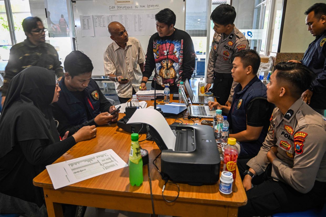Relatives of affected passengers ask for information amid ongoing rescue operations on the stricken Virgo Transport 8 ferry, at Trisakti Bandarmasih Port in Banjarmasin, South Kalimantan, on September 13, 2026. One person was killed and more than 100 were rescued on Sunday after a ferry sailing between the Indonesian islands of Java and Borneo was hit by bad weather, rescue officials said. - Photo: AFP
