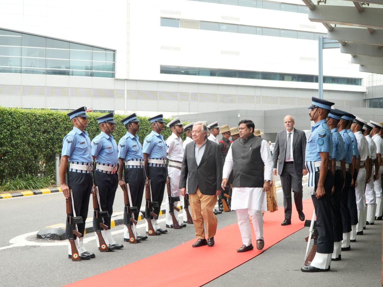 United Nations Secretary-General António Guterres inspects an honour guard upon his arrival to attend the BRICS Summit in New Delhi, India. -- Photo: India's Ministry of External Affairs/Handout via REUTERS
