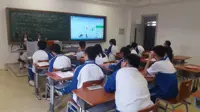 Should Chinese schools demote English as a core subject?